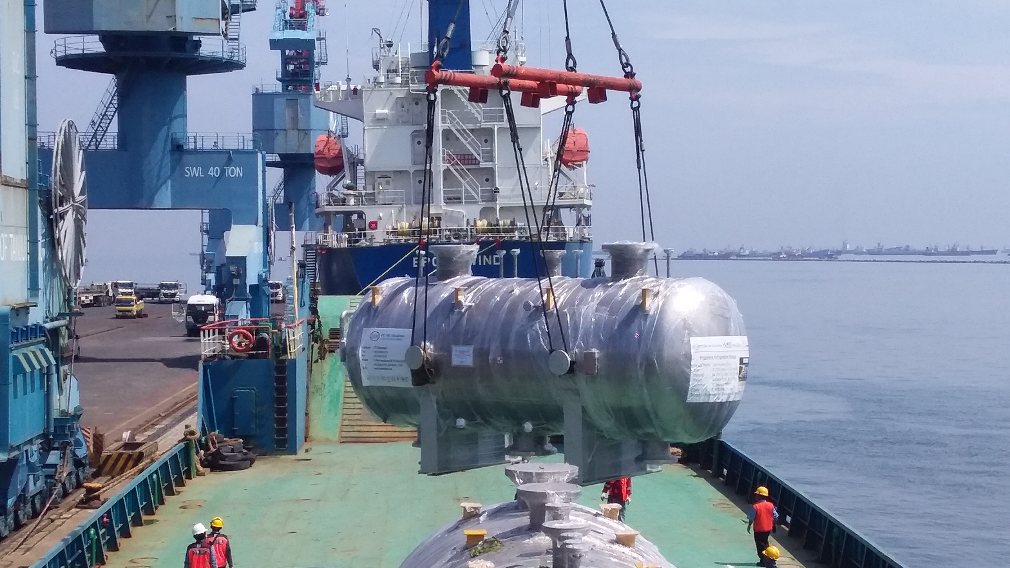 Loading oversized cargo process